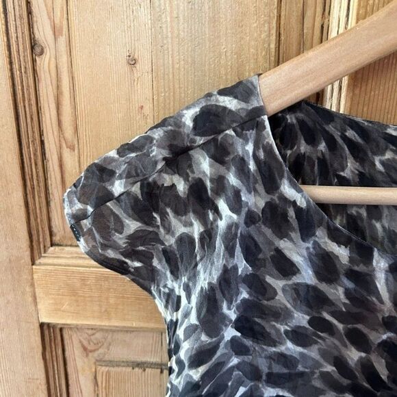 Ann Taylor Size 2 Blouse Layered Watercolor Floral Black Gray Short Sleeve Silk - Picture 3 of 14